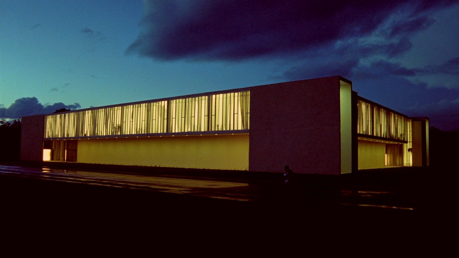 Obra pública concluída ao entardecer